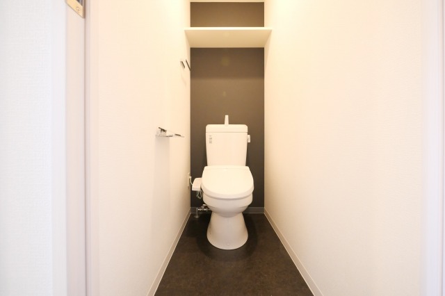 トイレ　落ち着いた色調のトイレです