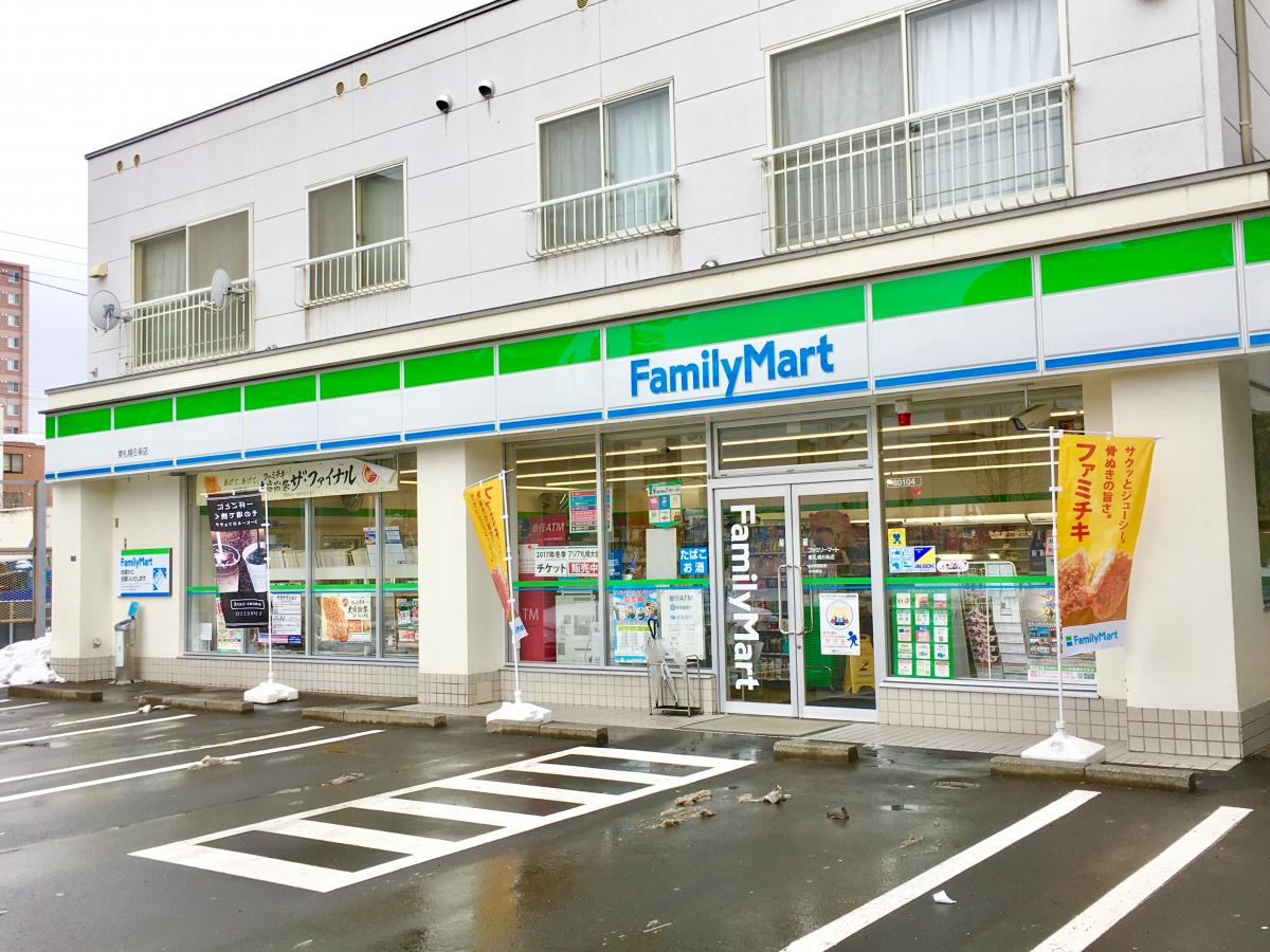 コンビニ　ファミリーマート東札幌6条店（コンビニ）まで375m