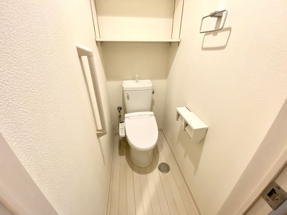 トイレ　☆温水洗浄便座☆手摺り☆吊り棚