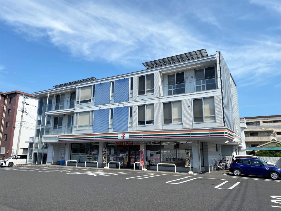 コンビニ　セブンイレブン鹿児島紫原３丁目店（コンビニ）まで300m