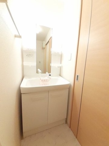 洗面設備　ゆったりとスペースのある洗面所