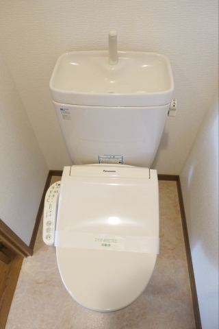 トイレ　ウォシュレット完備。