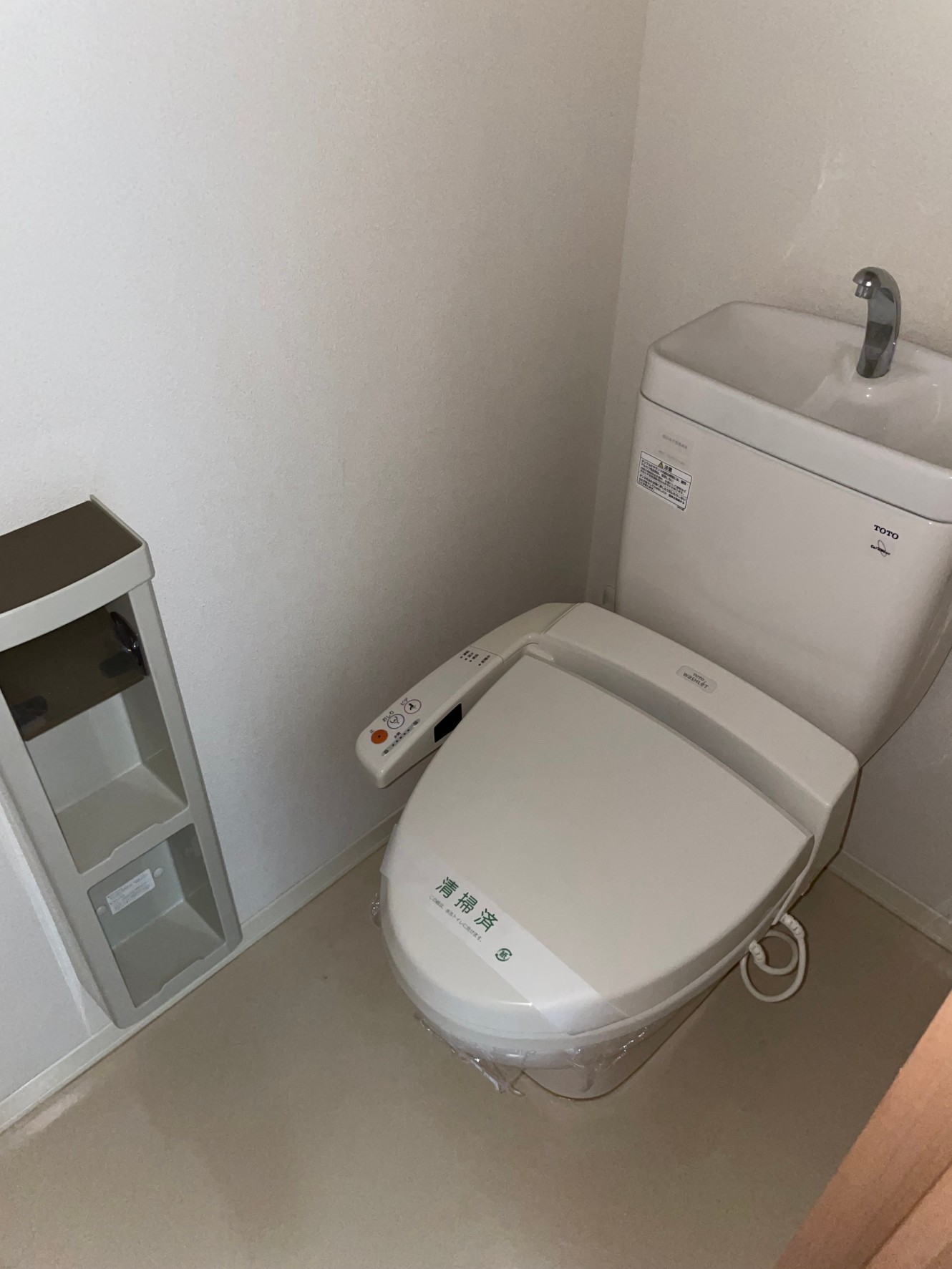 トイレ　201号の写真（反転）です。
