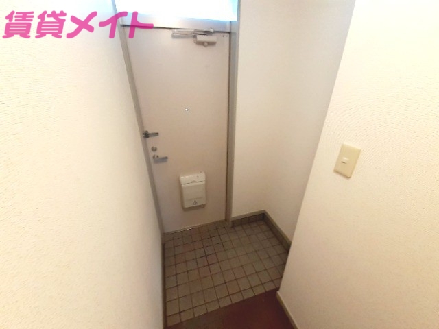 玄関　同物件別室の写真です