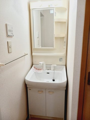 洗面設備　明るい洗面所です