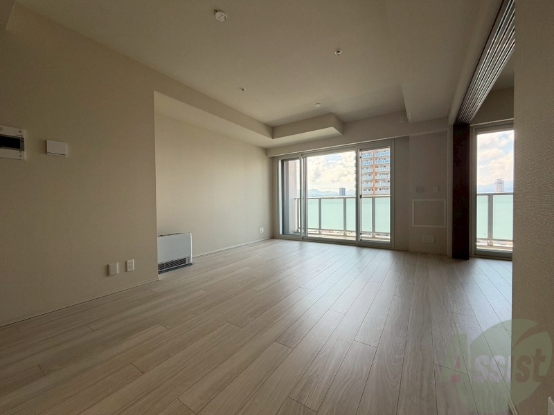 居室・リビング　木目のフローリングは落ち着きのある印象のお部屋になりますね。