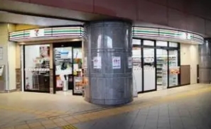 コンビニ　セブンイレブン小田急豪徳寺店（コンビニ）まで121m