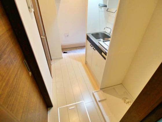 玄関　【同仕様】キッチンと洋室の間にドアがあるので、室内丸見えにな