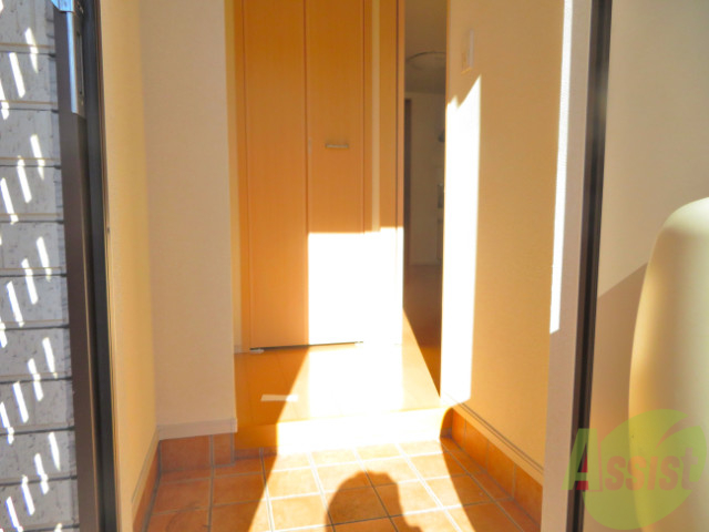 玄関　玄関からは、すぐにお部屋が見えないので安心ですね。