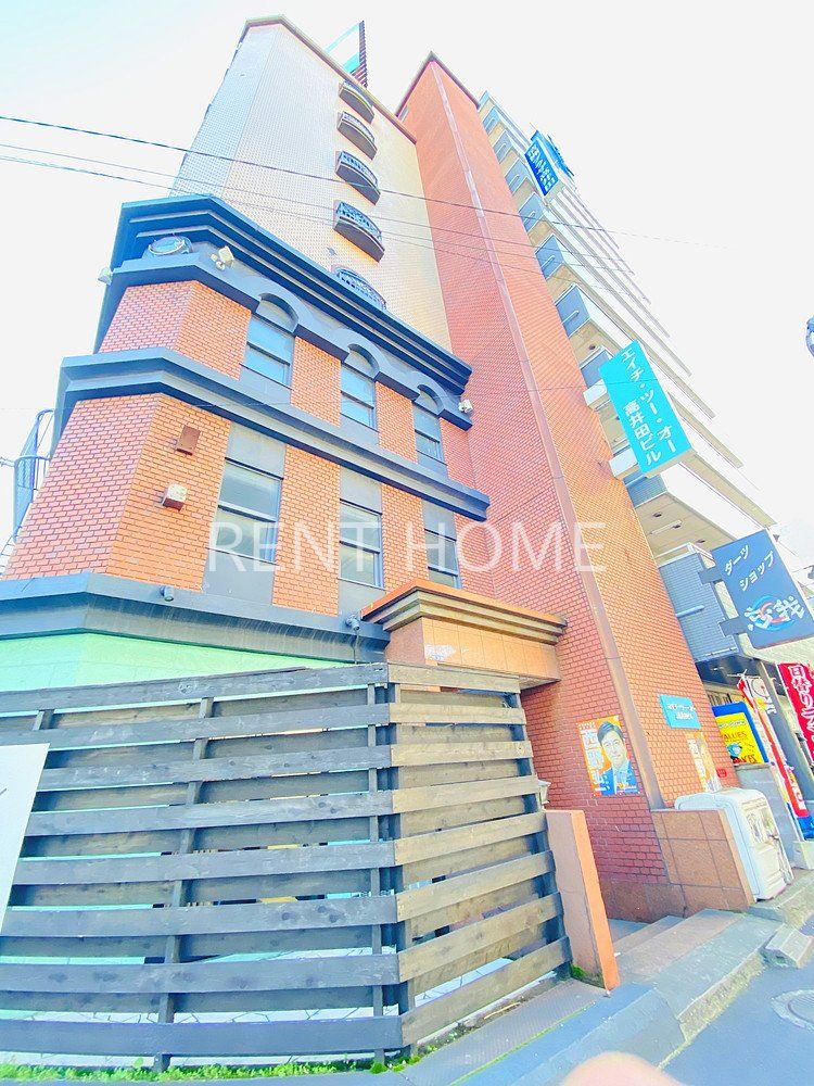 建物外観　鉄骨造８階建て