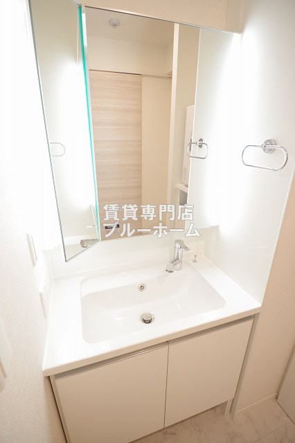 洗面設備　収納付き三面鏡独立洗面台！