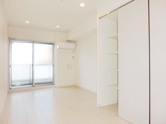 居室・リビング　広々明るいお部屋です