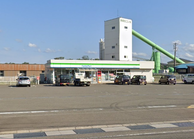 コンビニ　ファミリーマート柏崎松波店（コンビニ）まで725m
