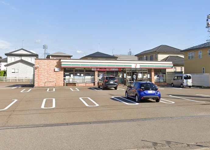 コンビニ　セブンイレブン柏崎松波店（コンビニ）まで932m