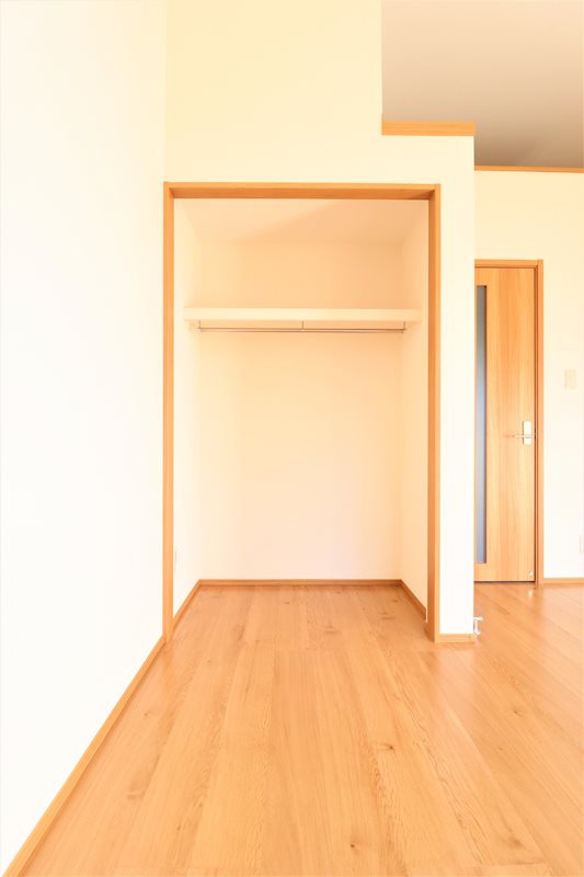 収納　ロールスクリンのため扉での場所とらず収可能。