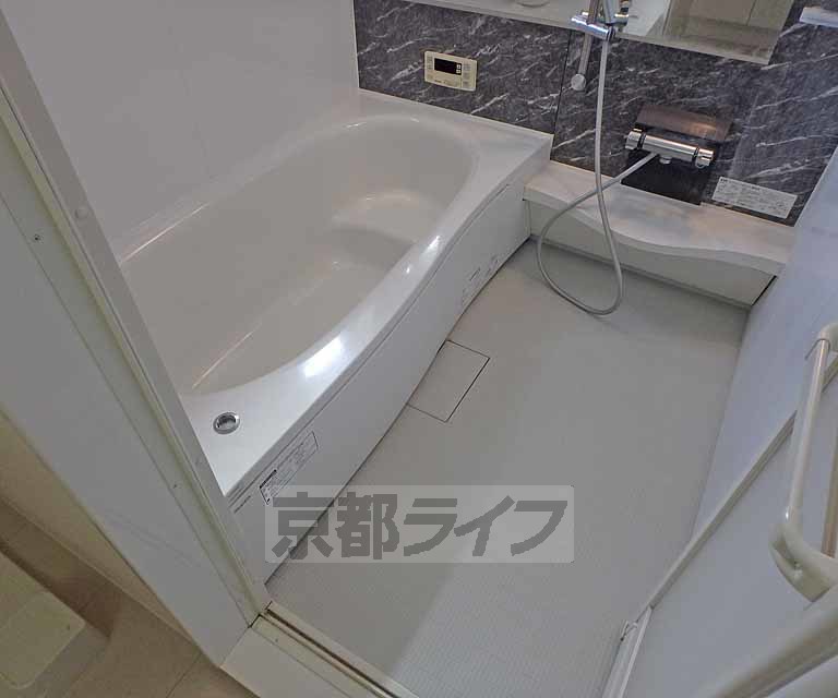 バス・シャワールーム　ゆとりある広さの浴室です。