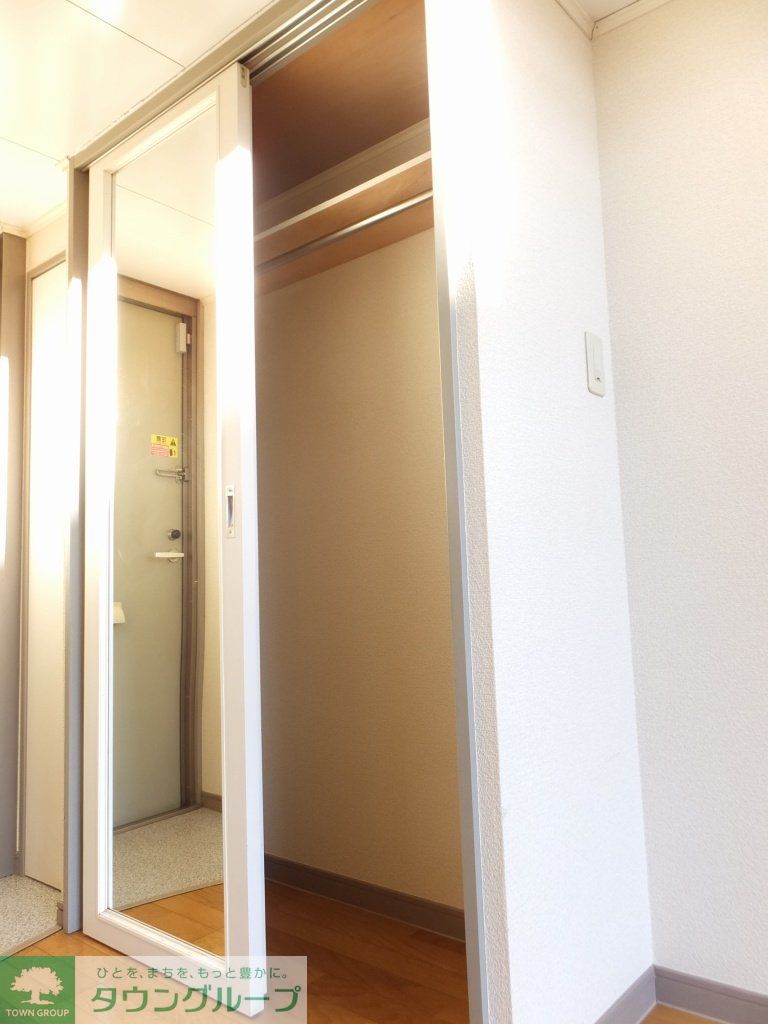 収納　クローゼット内にはポールが付いています。