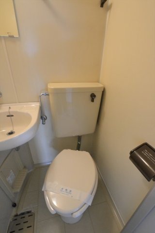 トイレ　同物件、別号室の参考写真です。