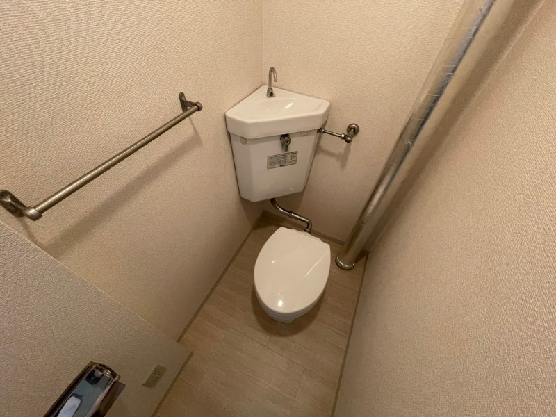 トイレ　トイレです。タオル掛けもついて便利ですね。