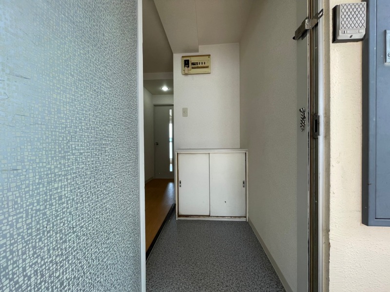 玄関　玄関です。ご覧の通り広々としていますね。