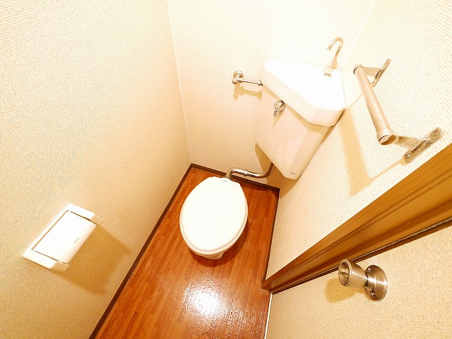 トイレ　落ち着いた色調のトイレです