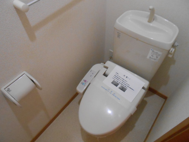 トイレ　温水洗浄便座完備・小物収納棚有り