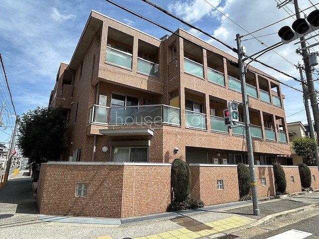 建物外観　閑静な住宅街♪安心のオートロック！宅配ＢＯＸ完備♪