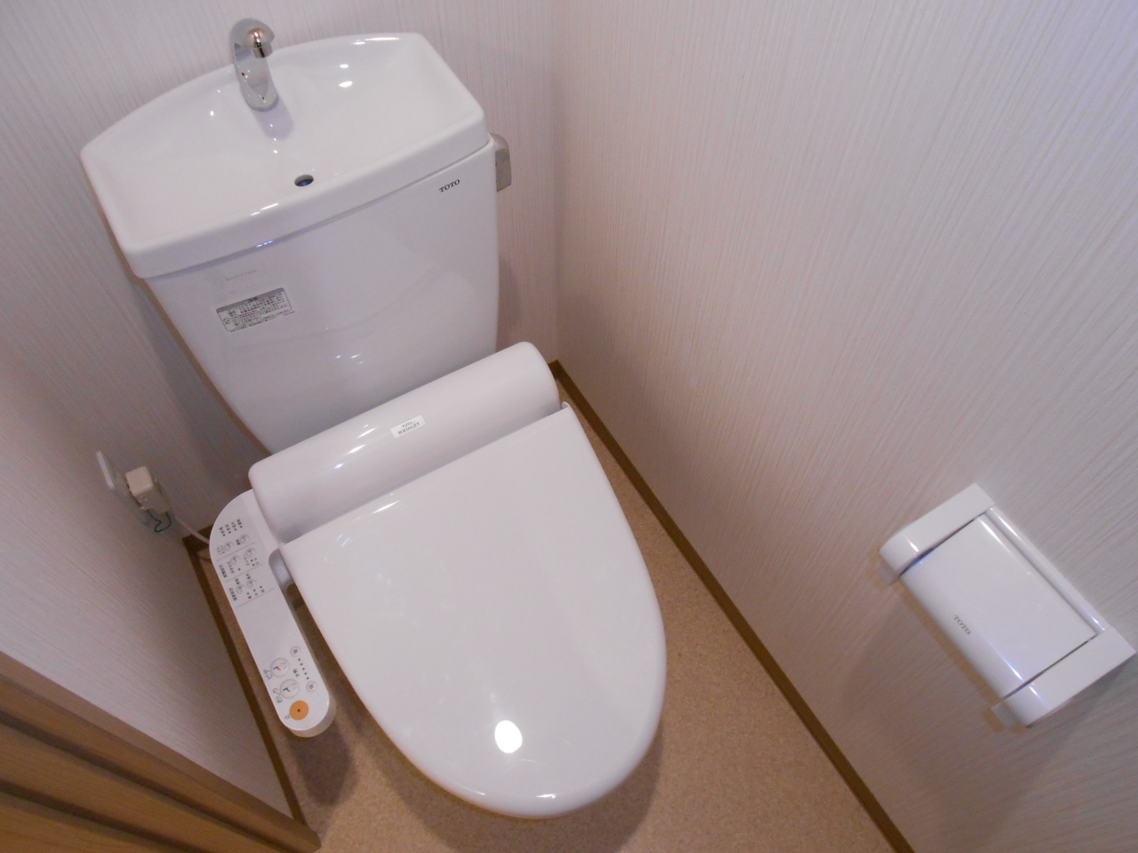 トイレ　温水洗浄便座付きのトイレです☆