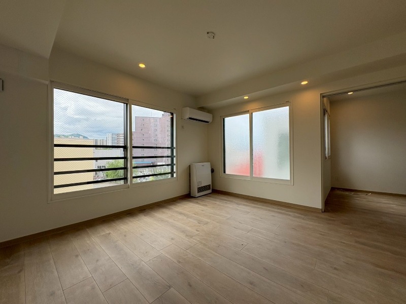 居室・リビング　広くてキレイなお部屋が広がっていて、充実した生活が送れそう。
