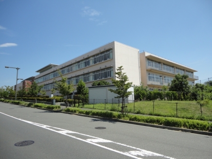中学校　八王子市立七国中学校（中学校）まで242m