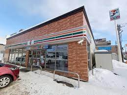 コンビニ　セブンイレブン札幌北郷3条8丁目店（コンビニ）まで665m