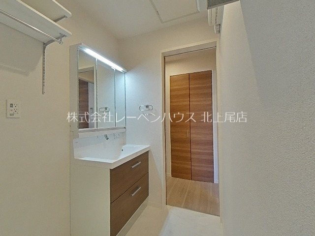 洗面設備　三面鏡の洗面台です。