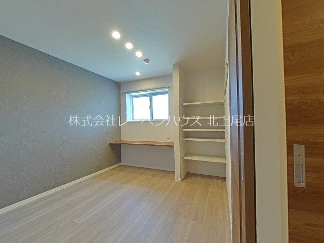 その他部屋・スペース　寝室のアクセントクロスは落ち着いた色合いです