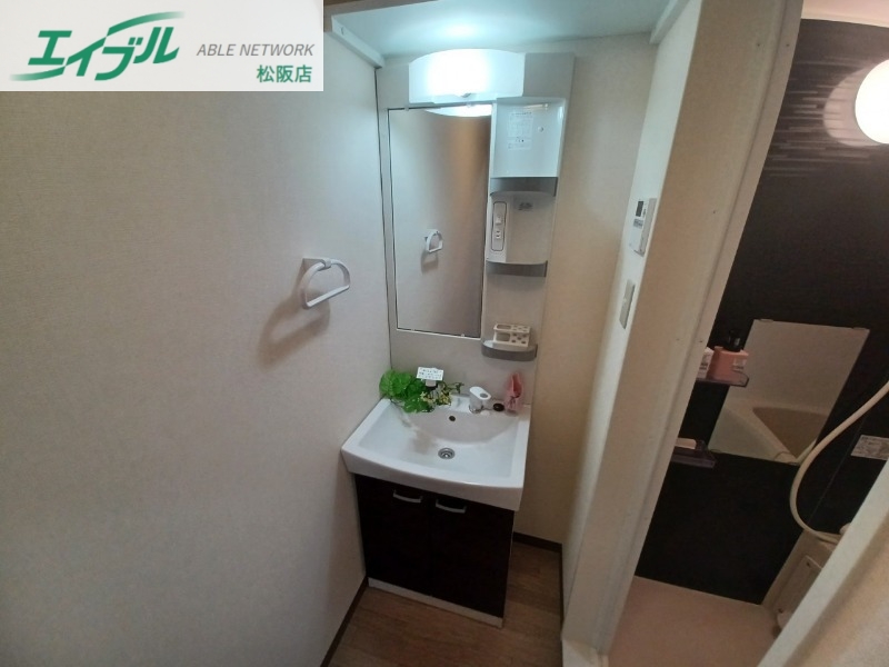 洗面設備　別部屋反転参考写真