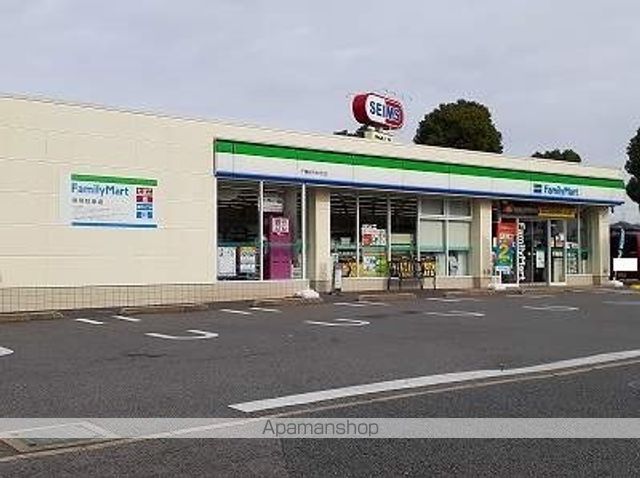コンビニ　ファミリーマート（コンビニ）まで550m