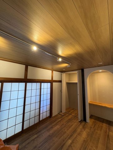 居室・リビング　窓には障子があり、断熱性もバッチリのワークスペース付12畳居
