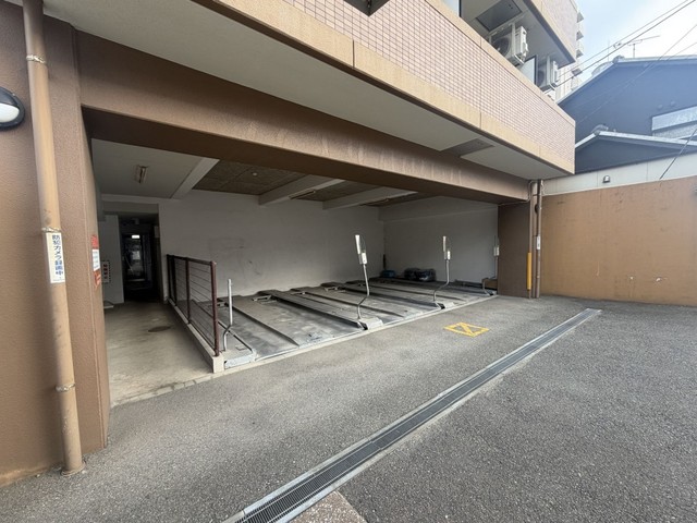 駐車場　上段９，９００円下段８，８００円