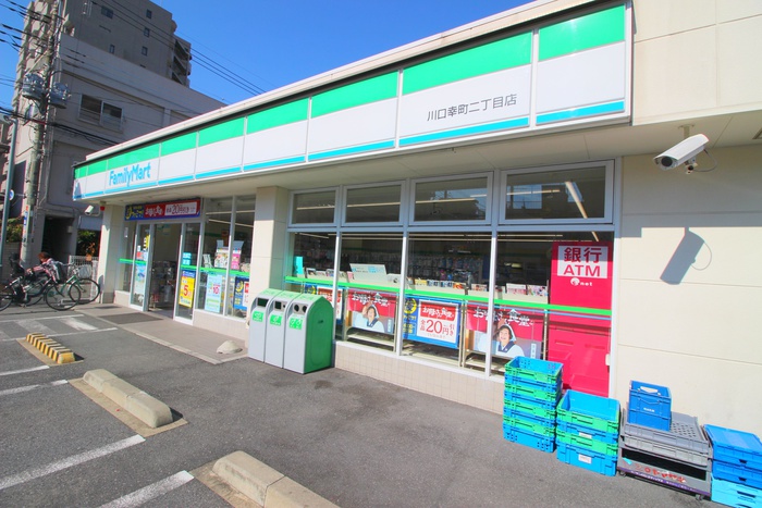 コンビニ　ファミリーマート（コンビニ）まで175m