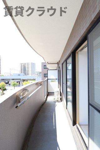バルコニー　ゆったりとした空間のトイレです