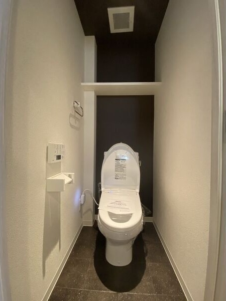 トイレ　※写真は同じマンションの違う部屋のものになります。