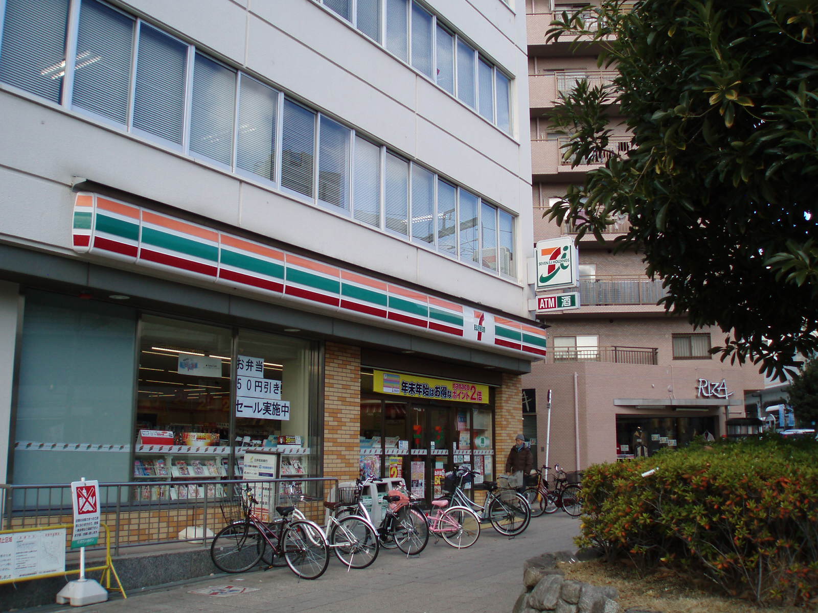 コンビニ　セブンーイレブン阪急岡町駅前店（コンビニ）まで365m