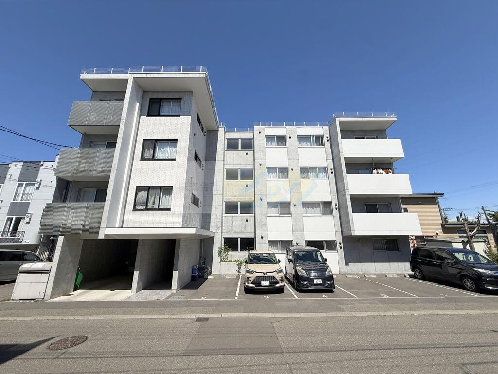 建物外観　エアコンと灯油ストーブ完備で年中快適に過ごせます♪