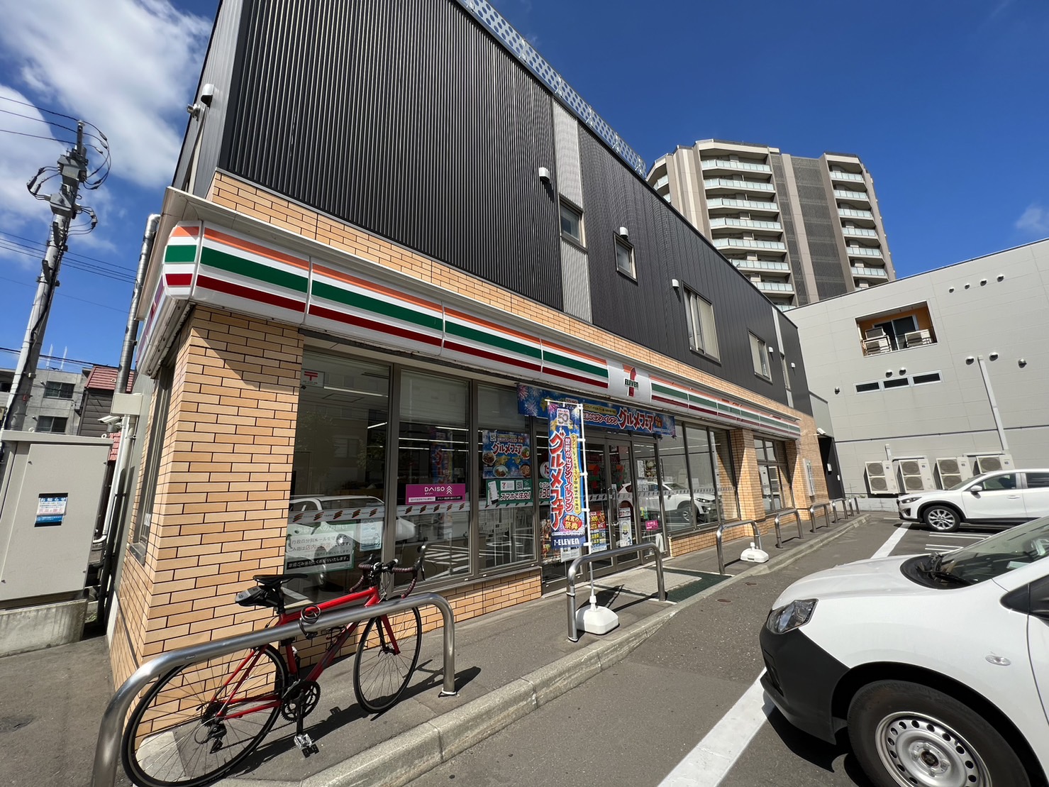コンビニ　セブンイレブン札幌琴似3条2丁目店（コンビニ）まで398m