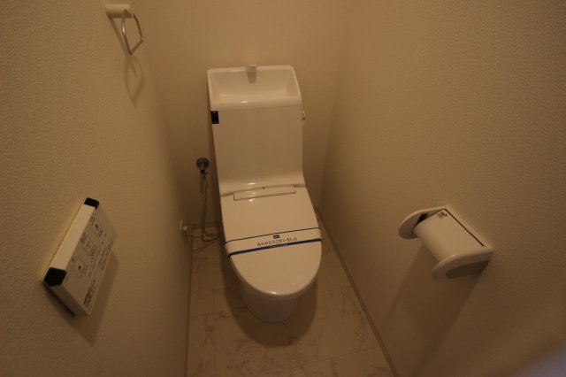 トイレ　別号室参考写真です。