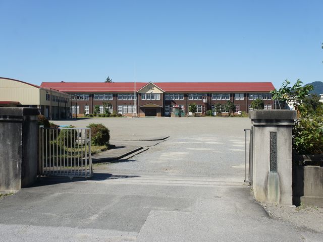 小学校　鹿沼市立北小学校（小学校）まで307m