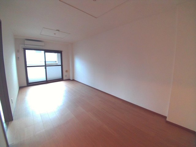 居室・リビング　※同建物の別のお部屋の写真です。