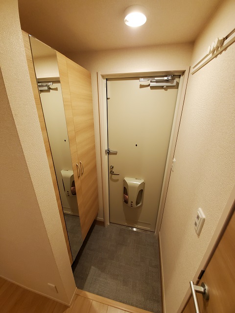 玄関　N101号の写真を掲載しております。