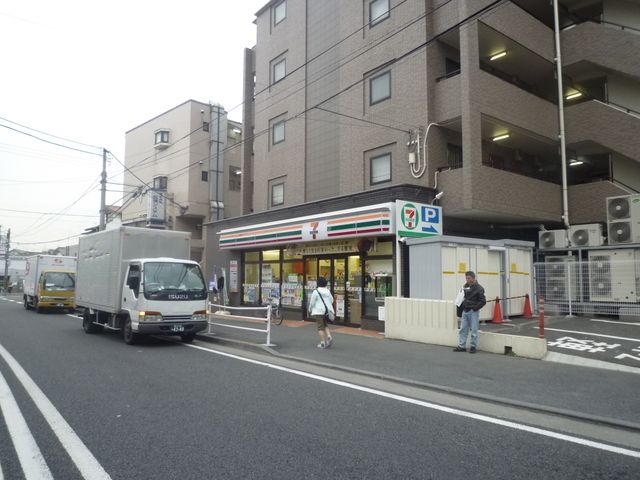 コンビニ　セブンイレブン（コンビニ）まで240m