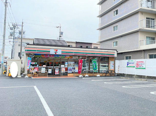 コンビニ　セブンイレブン鈴鹿白子駅前店（コンビニ）まで438m