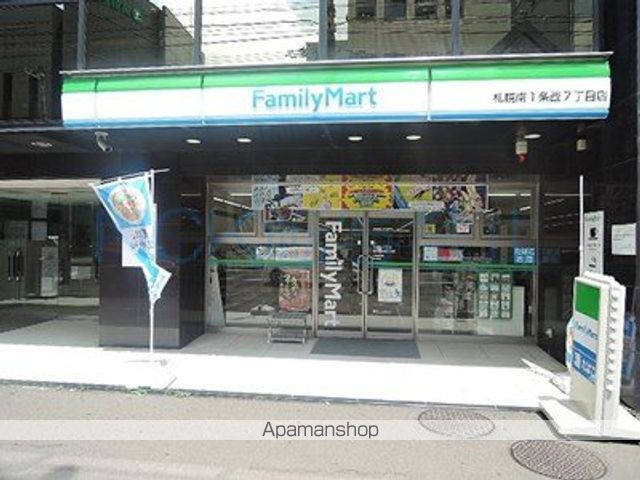 コンビニ　ファミリーマート（コンビニ）まで225m